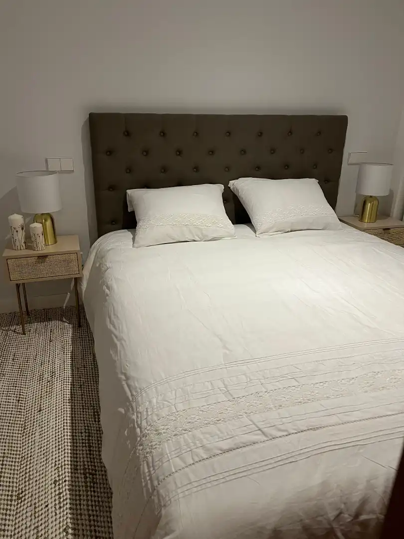 Dormitori de Apartament de lloguer en Madrid amb Aire condicionat, Calefacció i Moblat