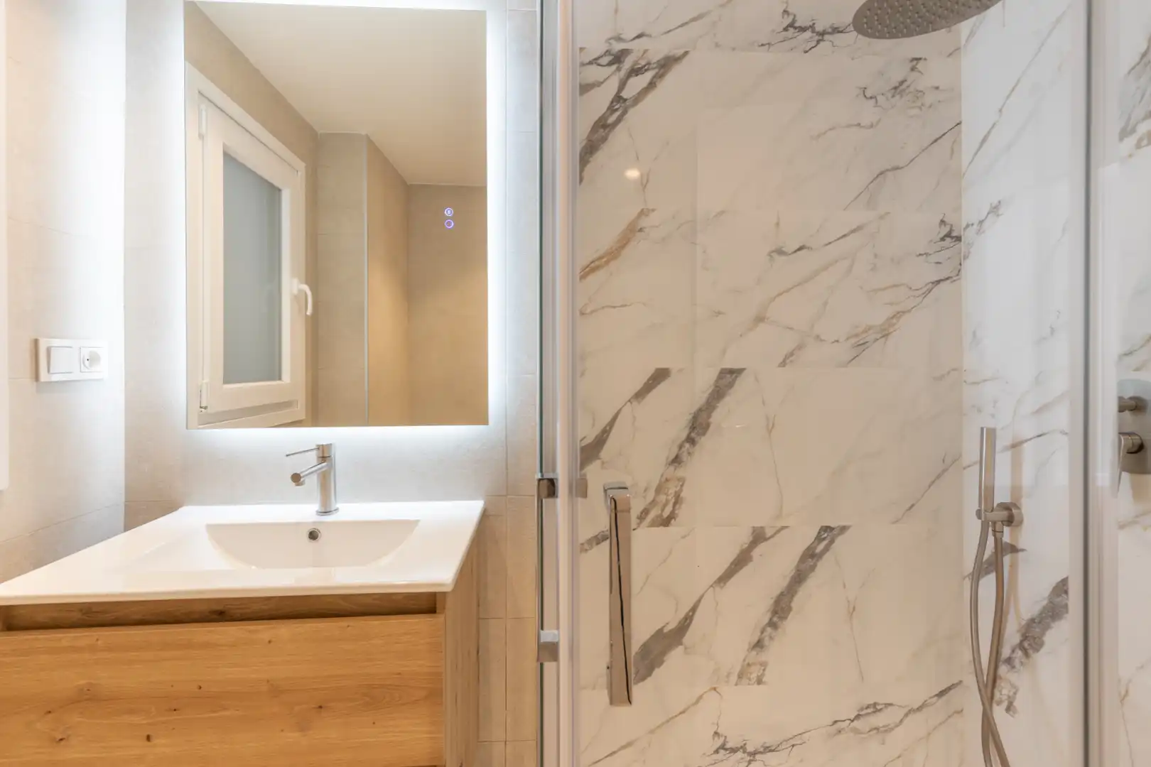 Bathroom of Flat for sale in Granada  with Air Conditioner, Heating and Parquet flooring