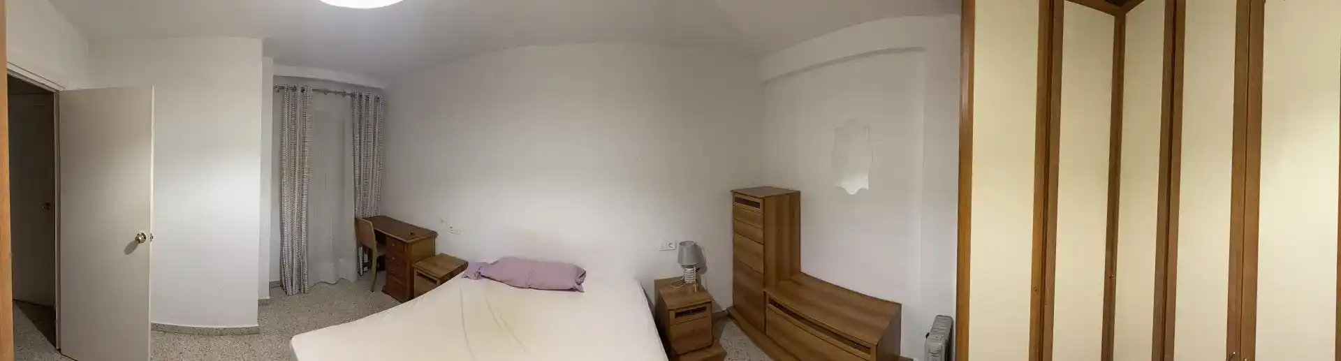 Dormitori de Apartament per a compartir en Granada amb Parquet, Moblat i Balcó
