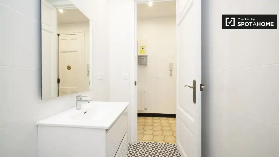 Baño de Piso para compartir en Barcelona con Aire acondicionado, Calefacción y Amueblado
