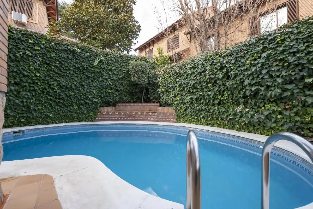 Piscina de Casa adosada en venta en Madrid con Aire acondicionado, Calefacción y Jardín privado