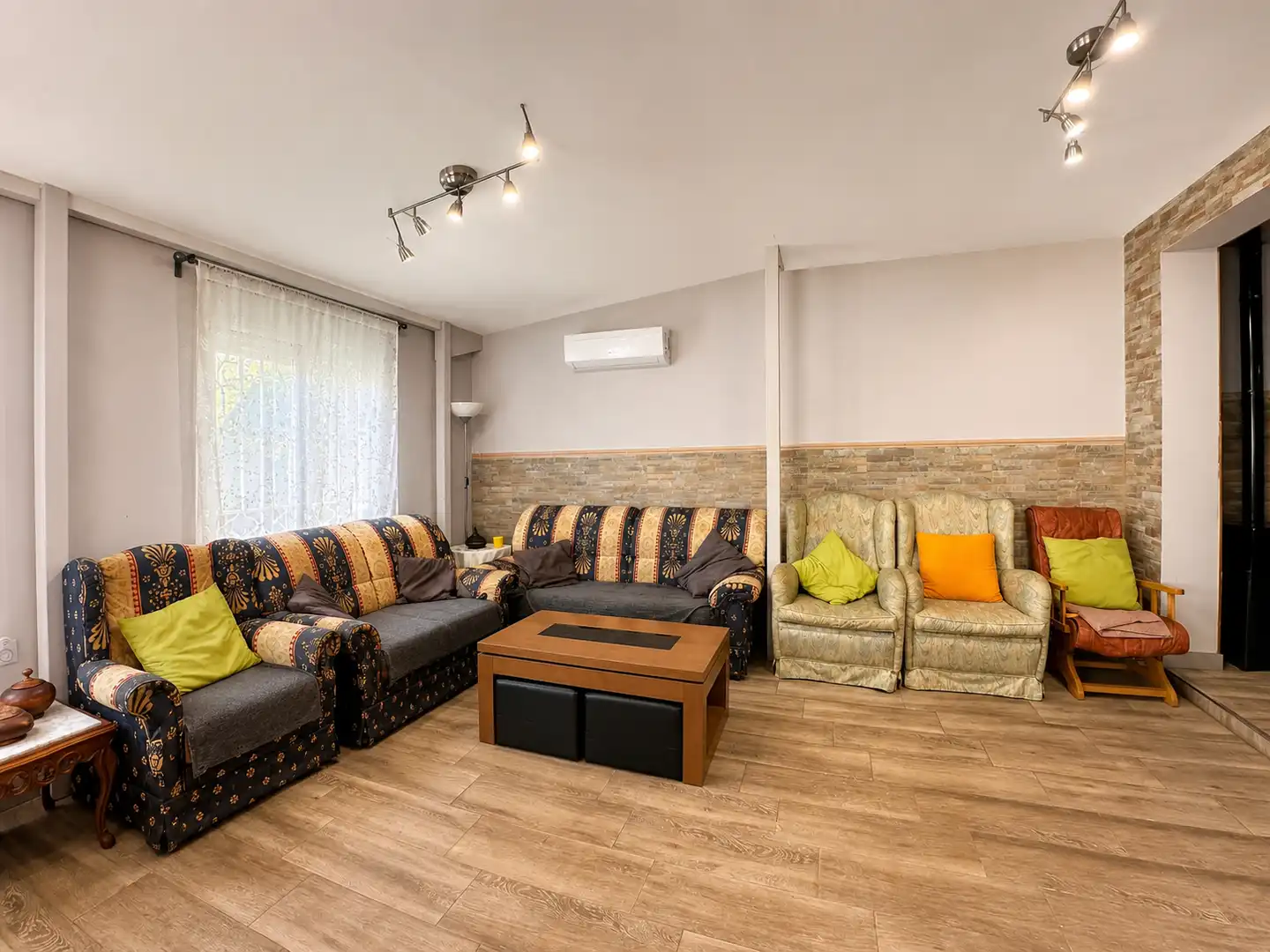 Sala de estar de Casa o chalet en venta en Nuevo Baztán con Aire acondicionado, Calefacción y Jardín privado