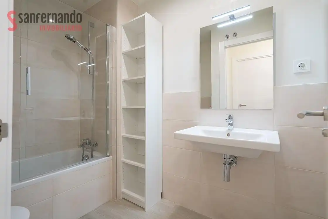 Baño de Casa adosada en venta en Santa Cruz de Bezana con Calefacción, Jardín privado y Terraza