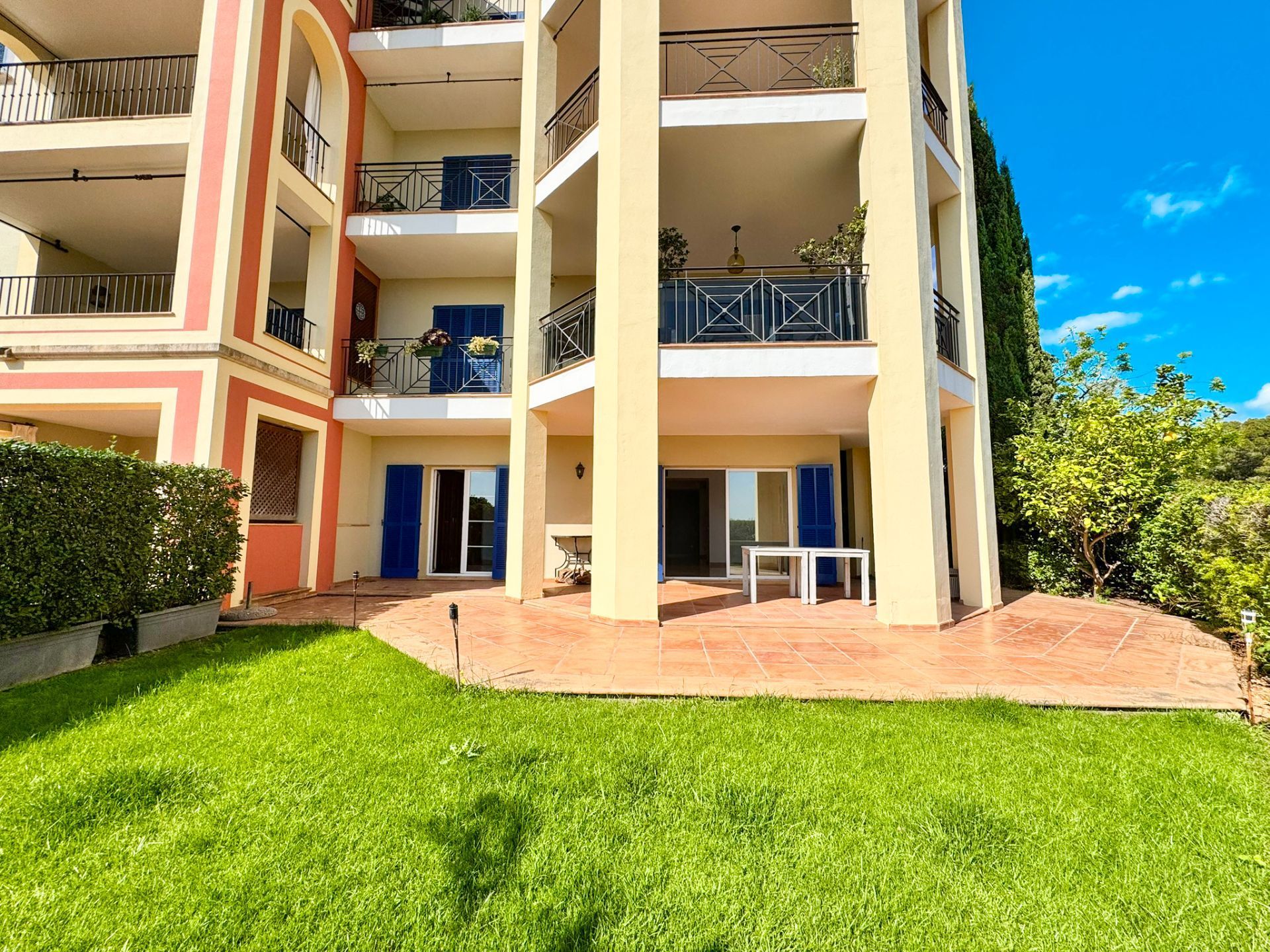 Vista exterior de Apartament en venda en Calvià amb Aire condicionat, Calefacció i Jardí privat