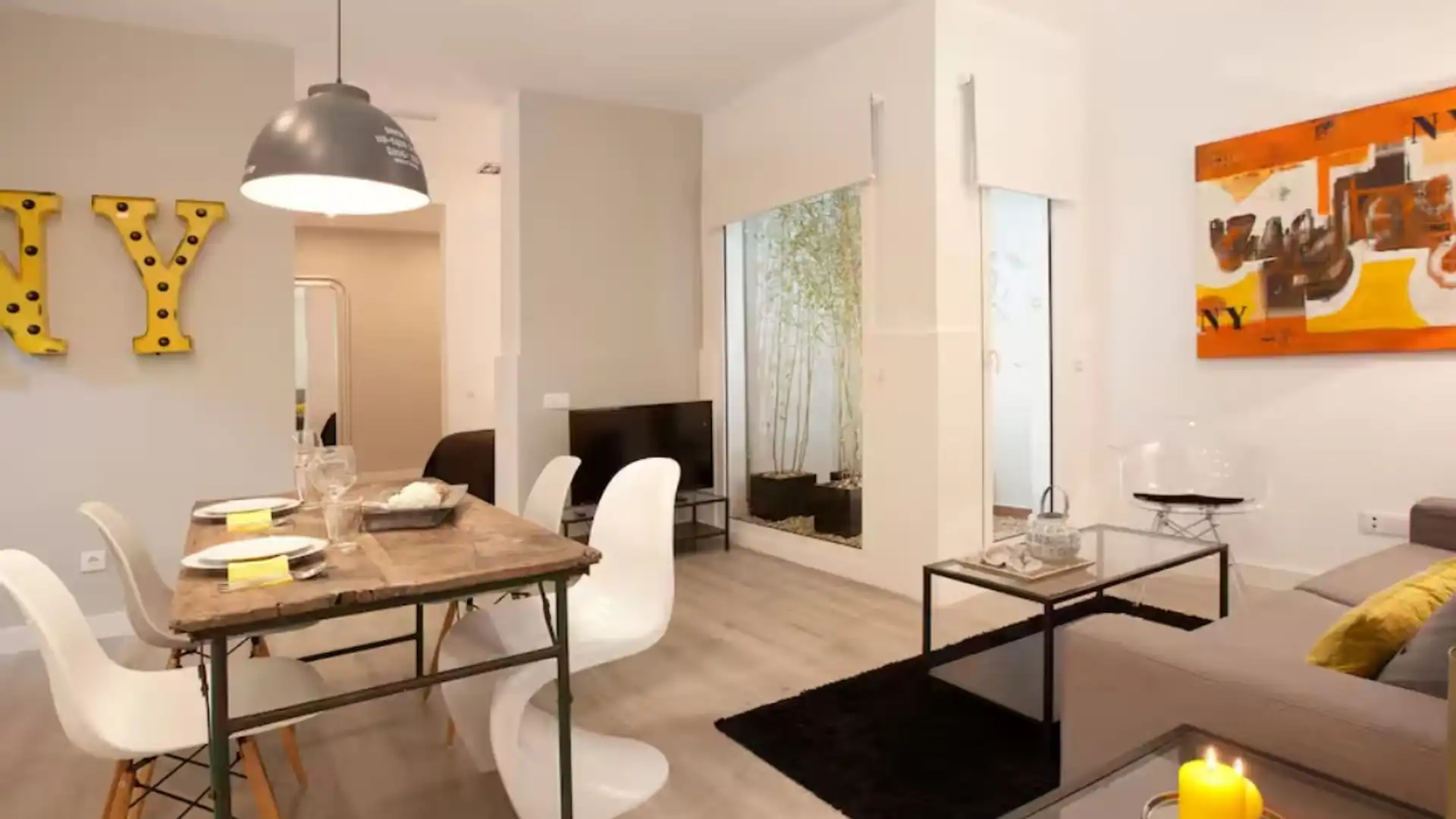 Living room of Apartments for rent in  Barcelona Capital  with Air Conditioner, Parquet flooring and Furnished