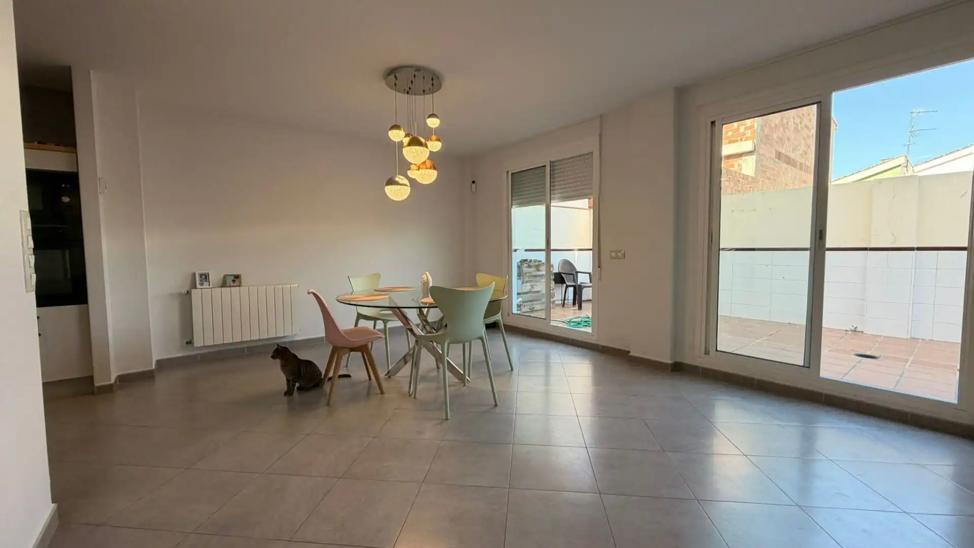 Außenansicht von Einfamilien-Reihenhaus zum Verkauf in Villanueva de Castellón mit Klimaanlage und Abstellraum