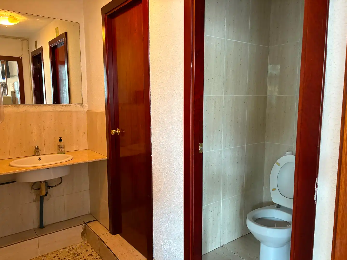Baño de Local en venta en Sant Just Desvern con Aire acondicionado, Calefacción y Terraza