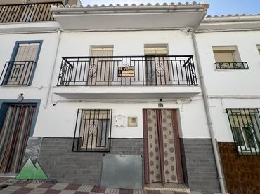 Casa amb balcó en venda a Calle Iglesia