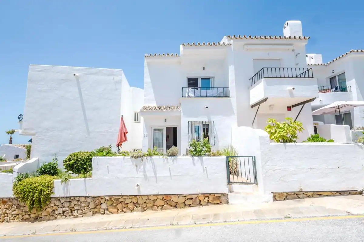 Vista exterior de Casa adosada en venda en Mijas amb Aire condicionat, Calefacció i Jardí privat