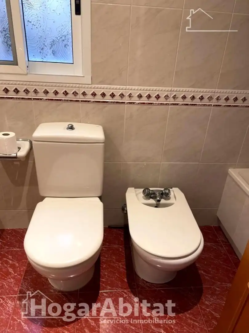 Bathroom of Flat for sale in Valencia  with Air Conditioner, Heating and Terrace