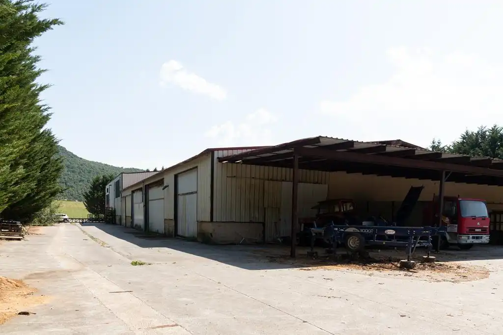 Außenansicht von Fabrikhallen zum Verkauf in Barrundia
