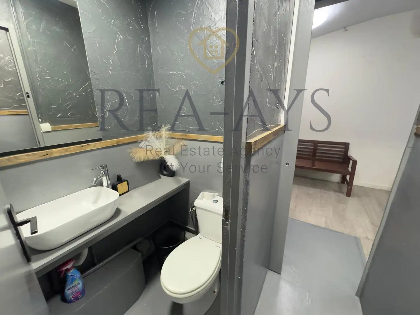 Bathroom of Commercial properties for sale in Cornellà de Llobregat  with Air Conditioner, Furnished and Internet