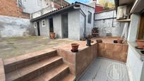 Vista exterior de Casa adosada en venda en Olot amb Calefacció, Jardí privat i Terrassa