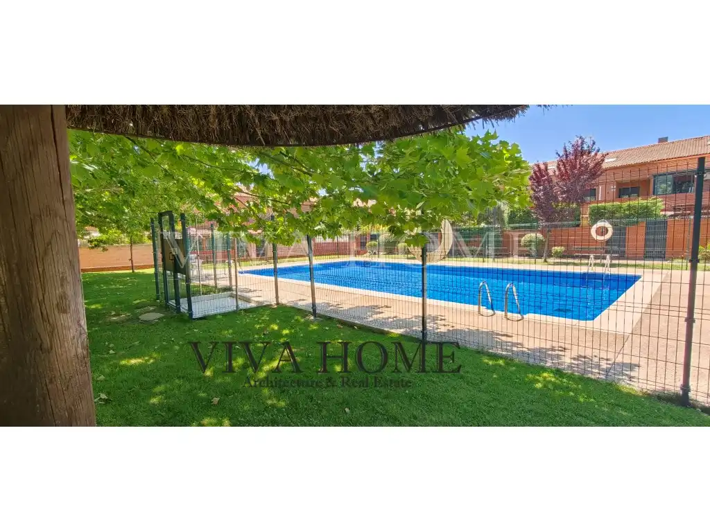 Swimming pool of Houses for sale in Parla
