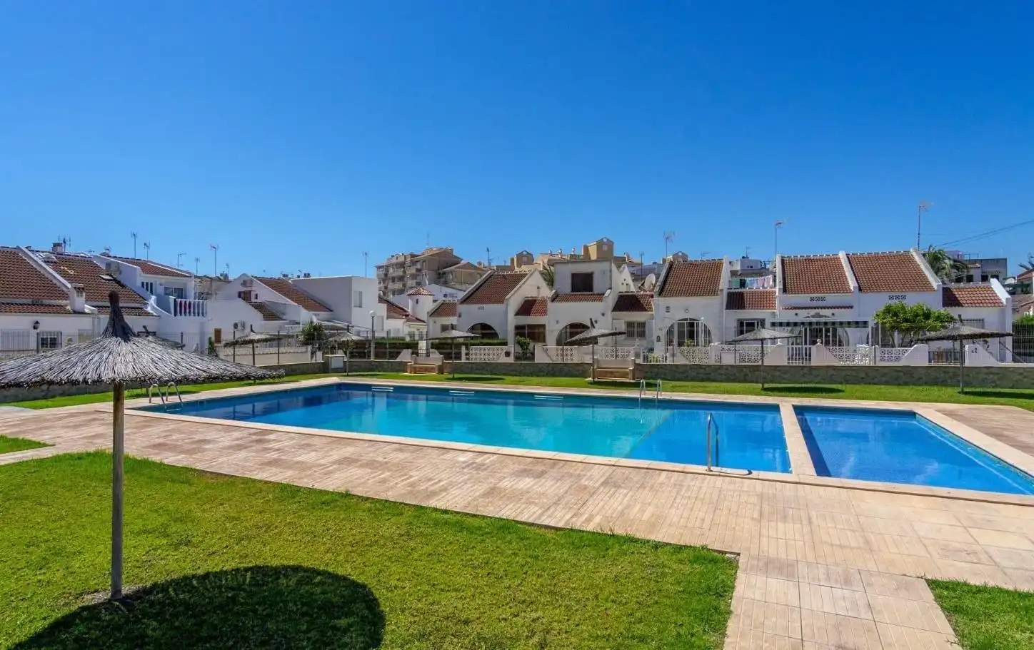 Schwimmbecken von Wohnungen zur Miete in Torrevieja mit Privatgarten, Terrasse und Möbliert