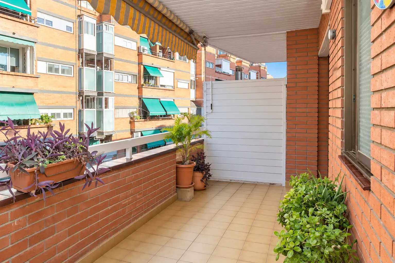 Piso con terraza en venta en Carrer de la Mare de Déu de Port 347, imagen 3