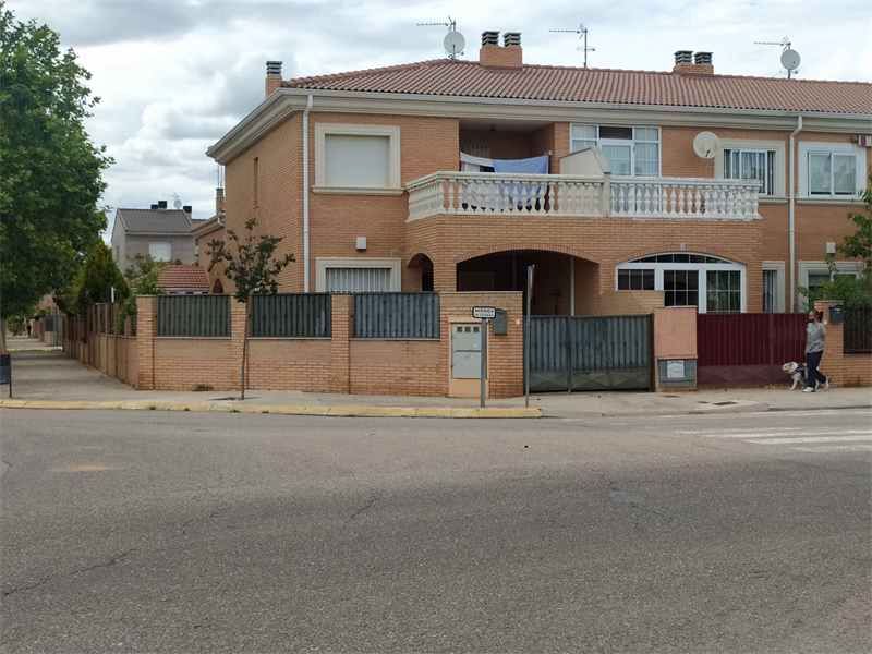 Exterior view of Single-family semi-detached for sale in Villanueva de la Torre  with Heating, Private garden and Parquet flooring