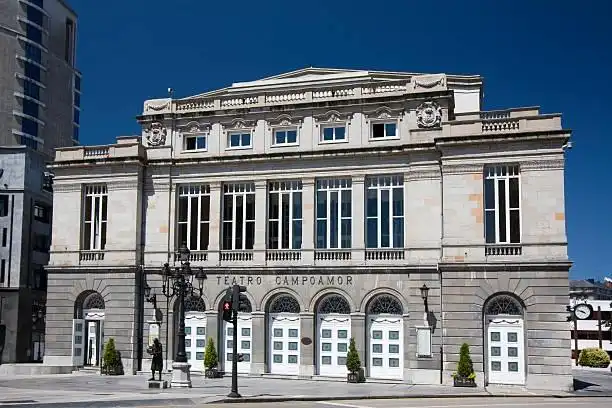Vista exterior de Àtic de lloguer en Oviedo  amb Terrassa, Traster i Moblat