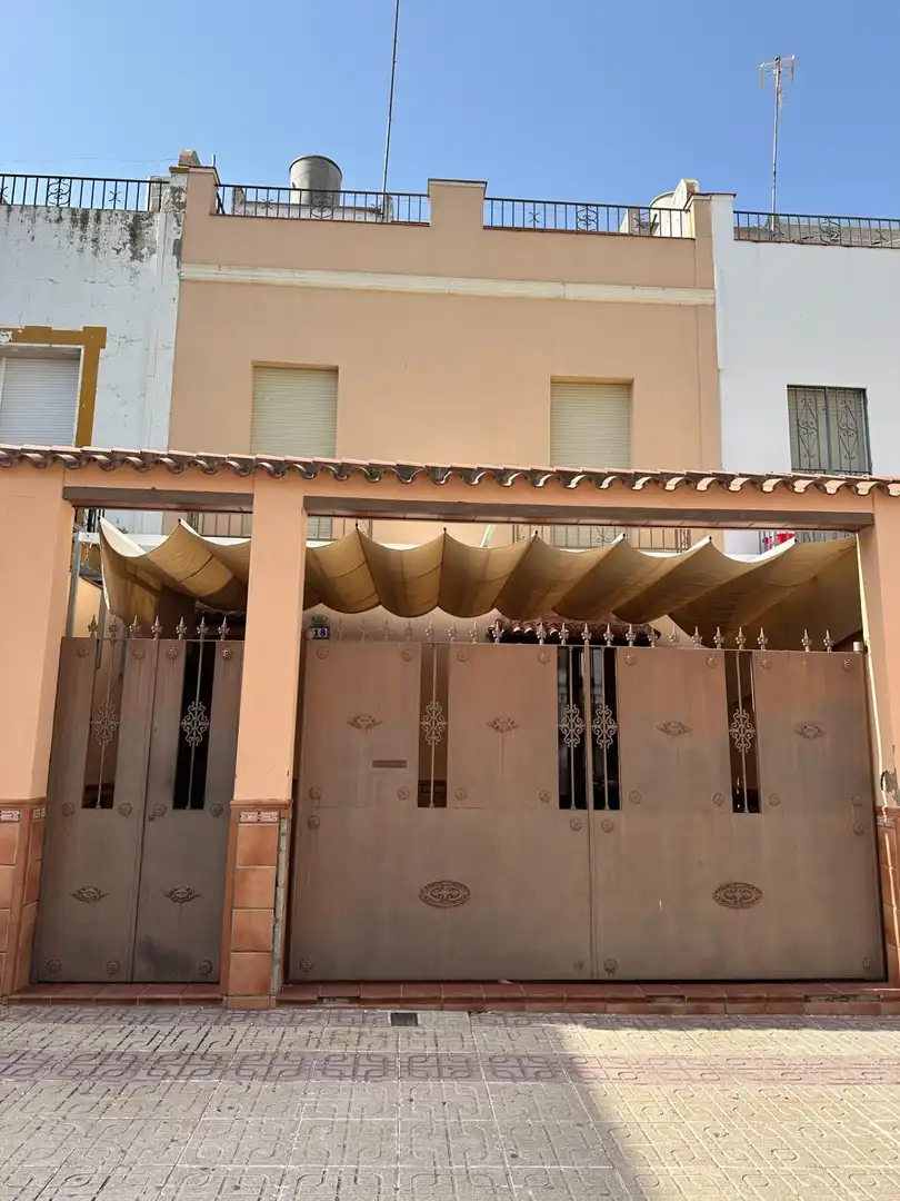 Vista exterior de Casa o chalet en venta en Marchena