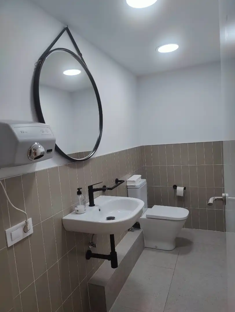 Badezimmer von Geschaftsraum zur Miete in Barcelona mit Klimaanlage