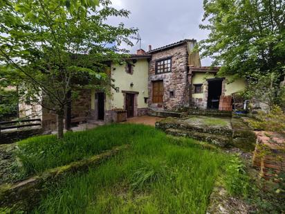 Vista exterior de Casa o xalet en venda en Cabezón de la Sal amb Calefacció, Jardí privat i Terrassa