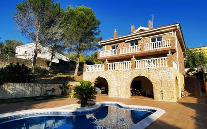 Vista exterior de Casa o xalet en venda en Canyelles amb Aire condicionat, Terrassa i Piscina