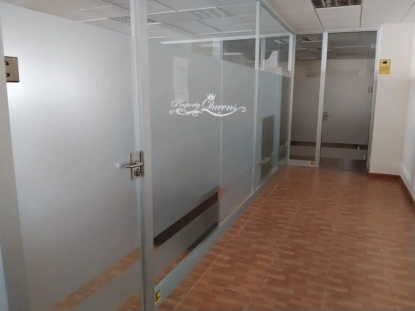 Büro zur Miete in Marbella mit Klimaanlage, Terrasse und Möbliert