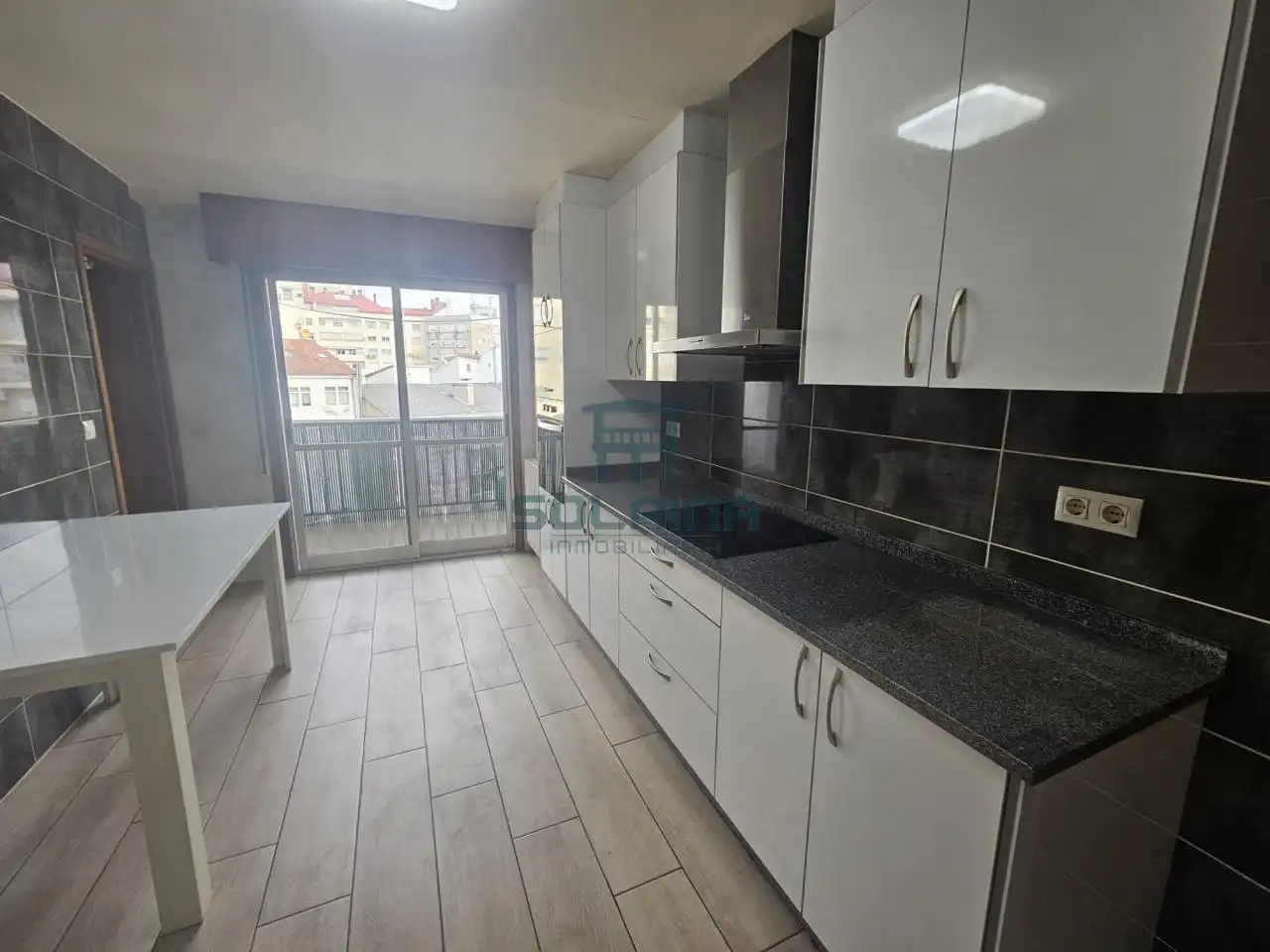 Außenansicht von Wohnung zur Miete in Ourense Capital  mit Heizung, Parkett und Abstellraum