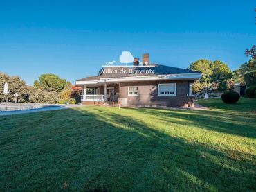 Chalet con balcón en venta en Urbanizaciones