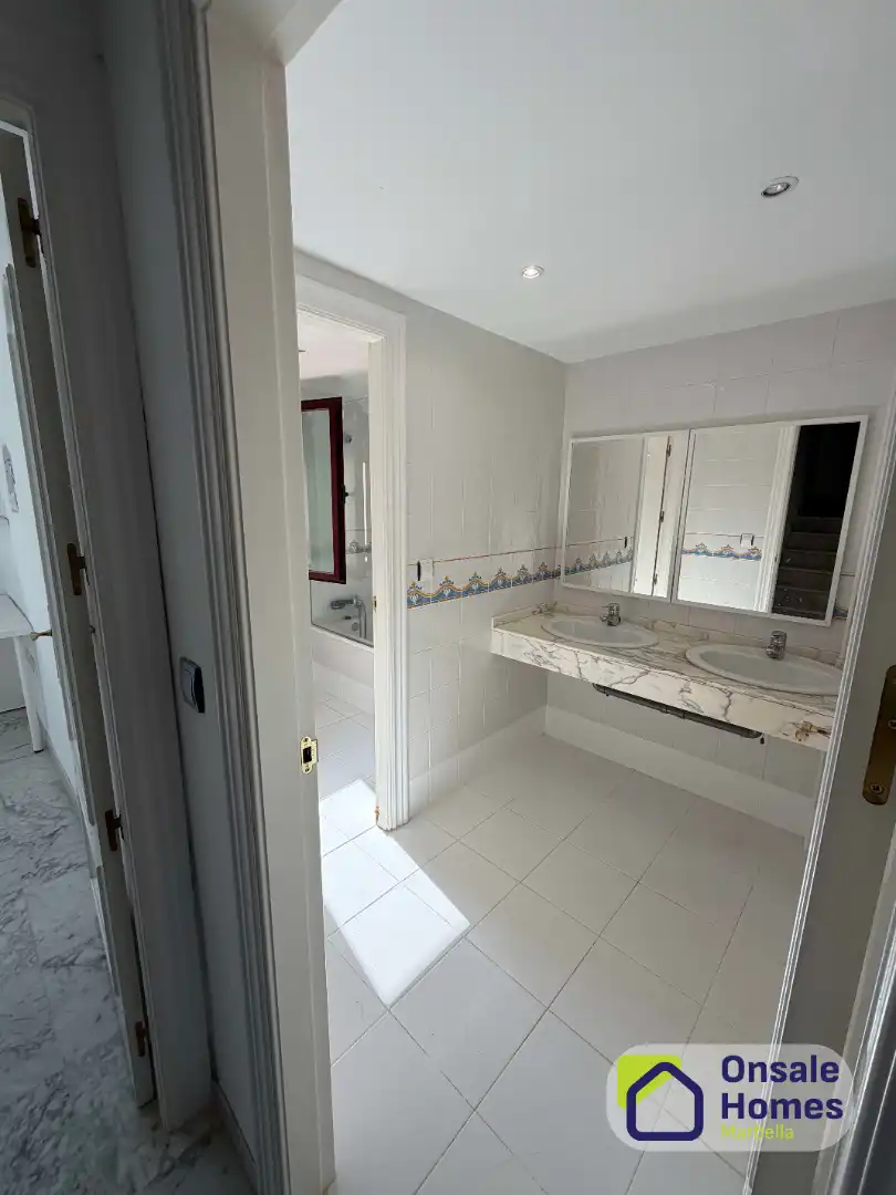 Baño de Casa adosada en venta en Marbella con Aire acondicionado, Jardín privado y Terraza