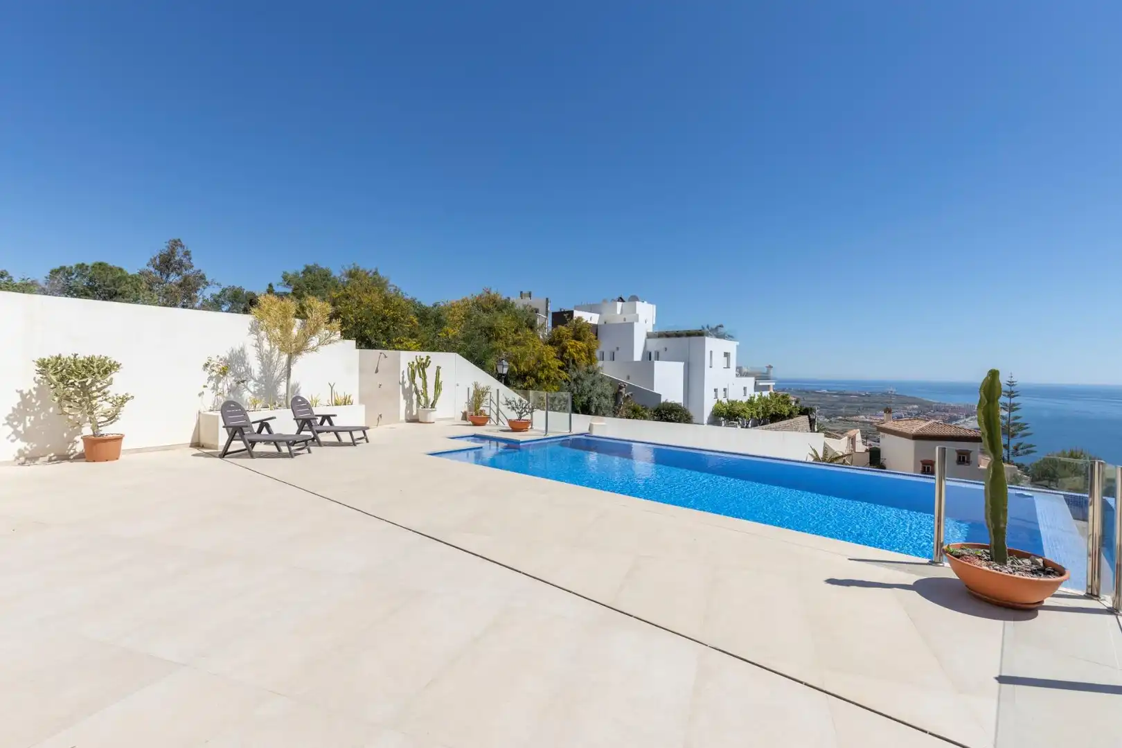 Vista exterior de Casa o xalet en venda en Salobreña amb Aire condicionat, Jardí privat i Piscina