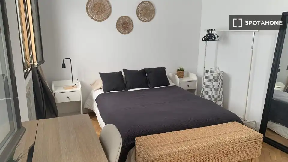 Bedroom of Flat for share in Madrid  with Air Conditioner, Heating and Furnished
