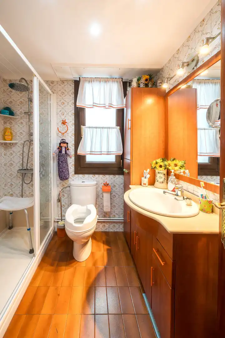 Bathroom of Flat for sale in Bilbao   with Heating and Balcony