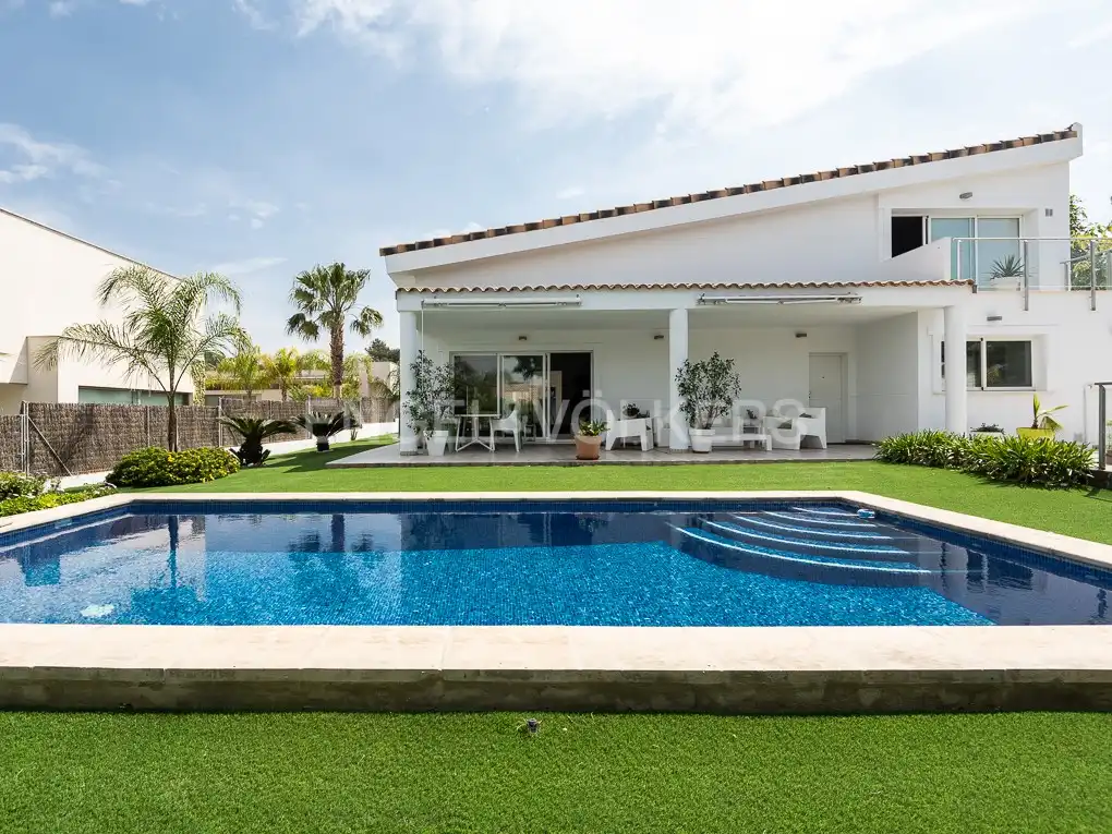 Piscina de Casa o xalet de lloguer en Bétera amb Aire condicionat, Calefacció i Jardí privat