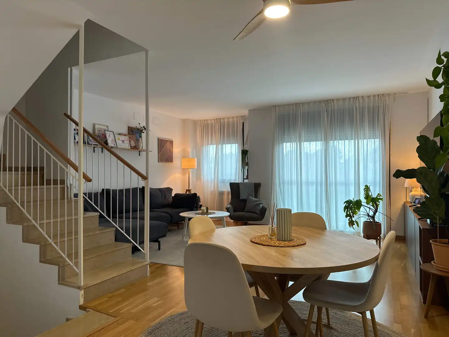 Wohnzimmer von Einfamilien-Reihenhaus zum Verkauf in Sant Esteve Sesrovires mit Klimaanlage, Heizung und Privatgarten