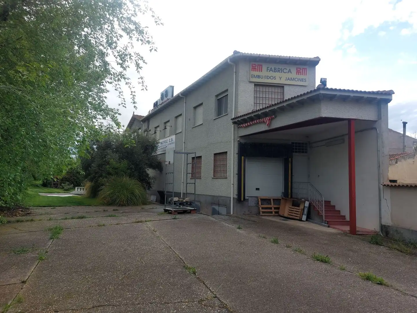 Außenansicht von Fabrikhallen zum Verkauf in Ávila