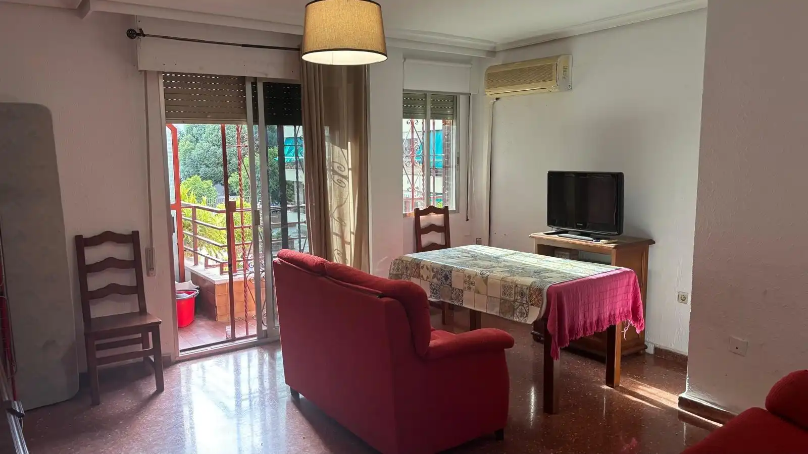 Living room of Flat for sale in Sevilla  with Air Conditioner, Private garden and Furnished