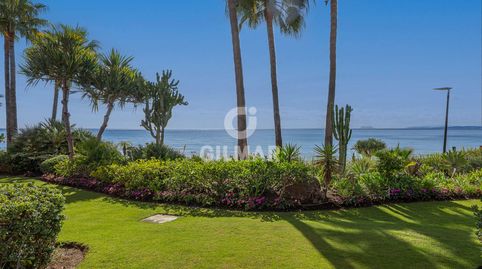 Este exclusivo apartamento reformado en planta baja se sitúa en uno de los complejos más prestigiosos de la Nueva Milla de Oro, en