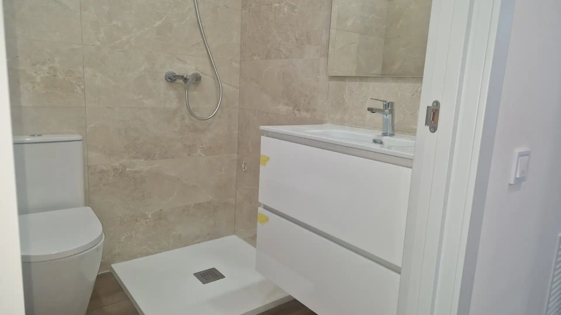 Bany de Casa adosada en venda en Torrelles de Llobregat amb Aire condicionat, Calefacció i Jardí privat