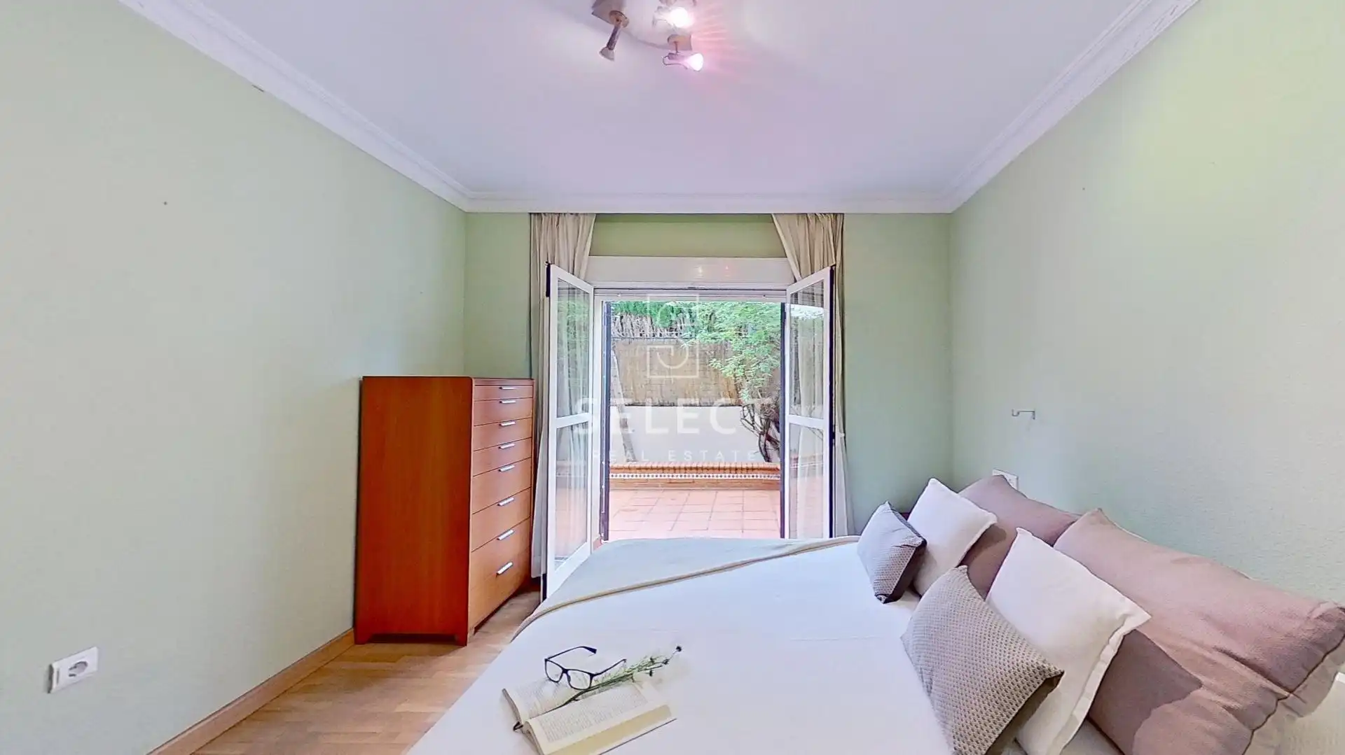 Dormitori de Apartament en venda en Granada amb Aire condicionat, Calefacció i Jardí privat