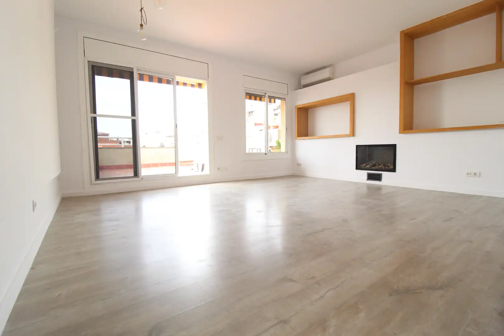 Sala d'estar de Àtic de lloguer en Barcelona amb Aire condicionat, Calefacció i Parquet