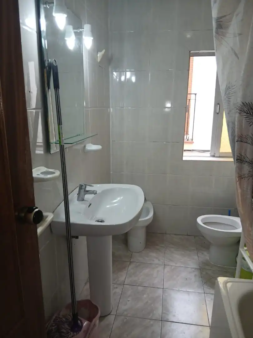 Bathroom of Flat for rent in Granada  with Terrace, Furnished and Washing machine