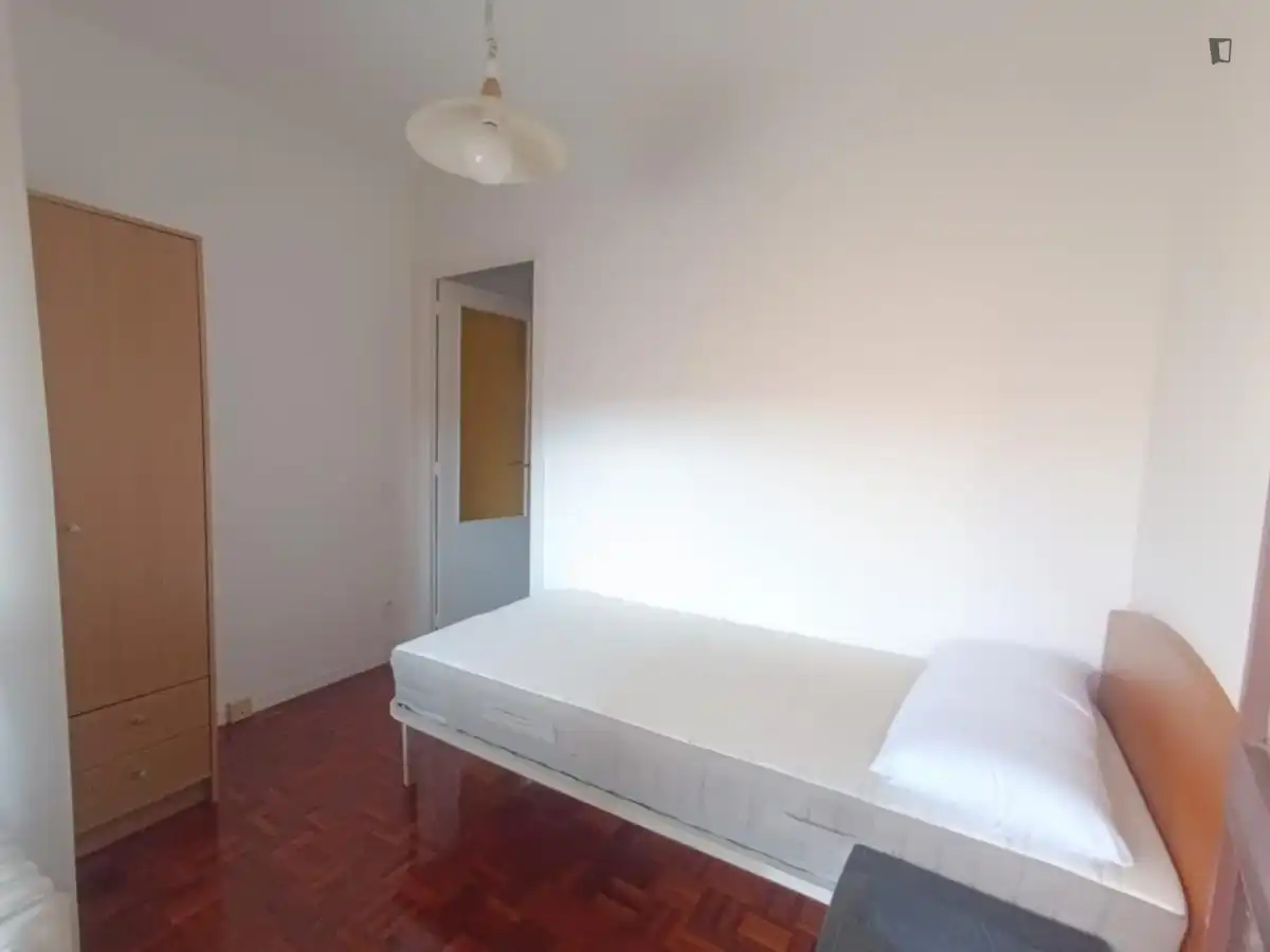 Habitación en Mendebaldea - Ermitagaña