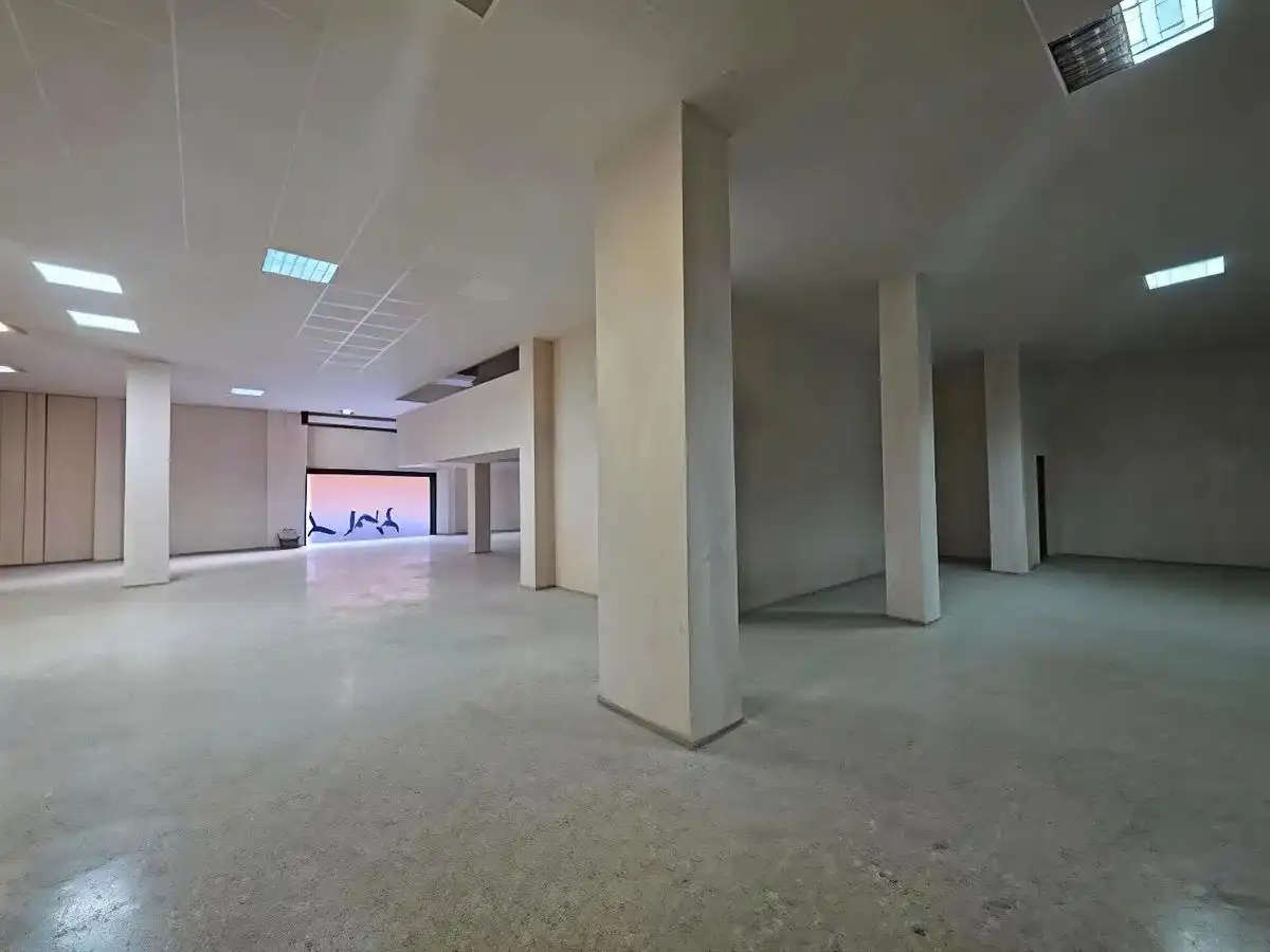 Local comercial de lloguer a Peris Fuentes 16
