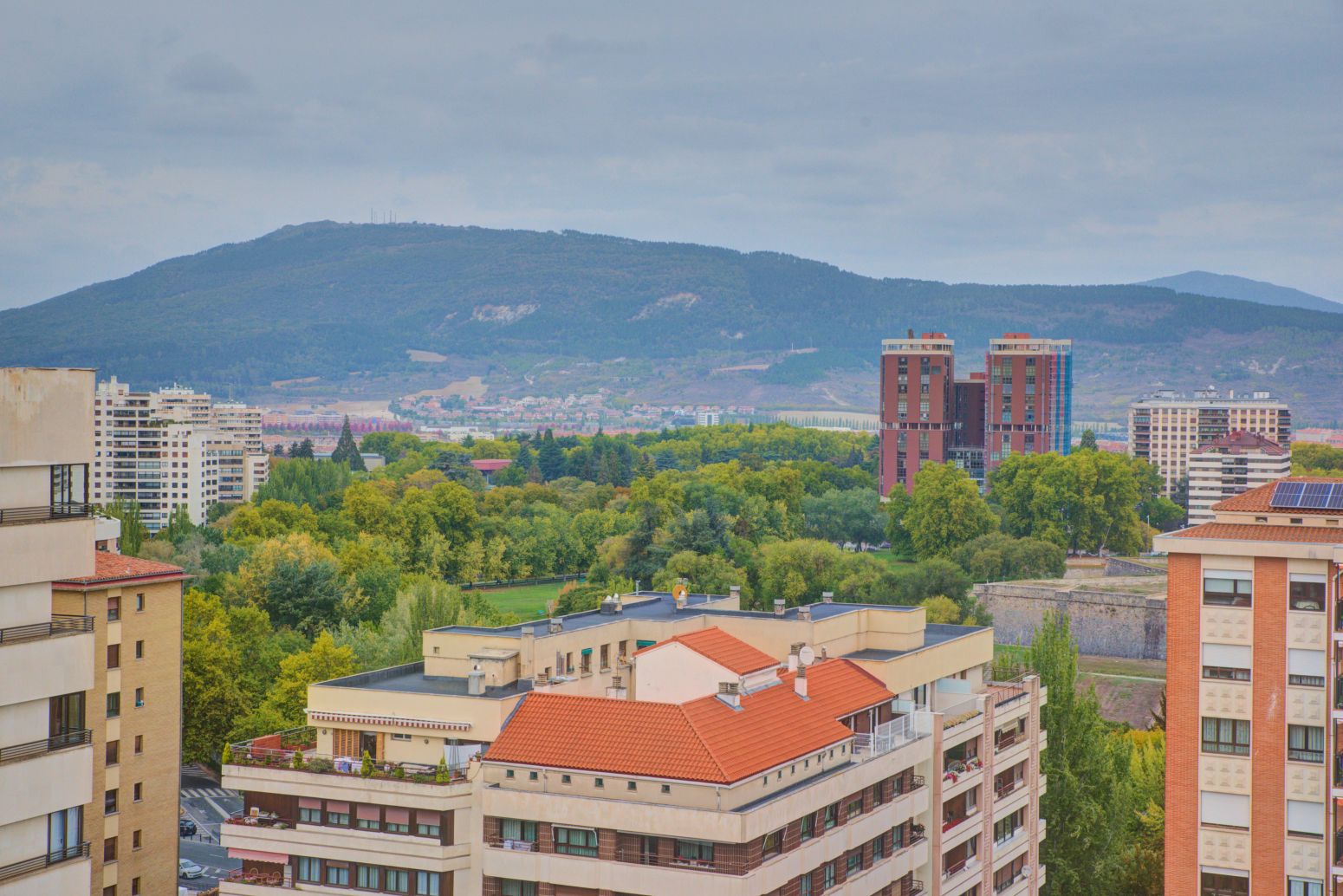 Vista exterior de Piso en venta en  Pamplona / Iruña con Calefacción, Parquet y Trastero