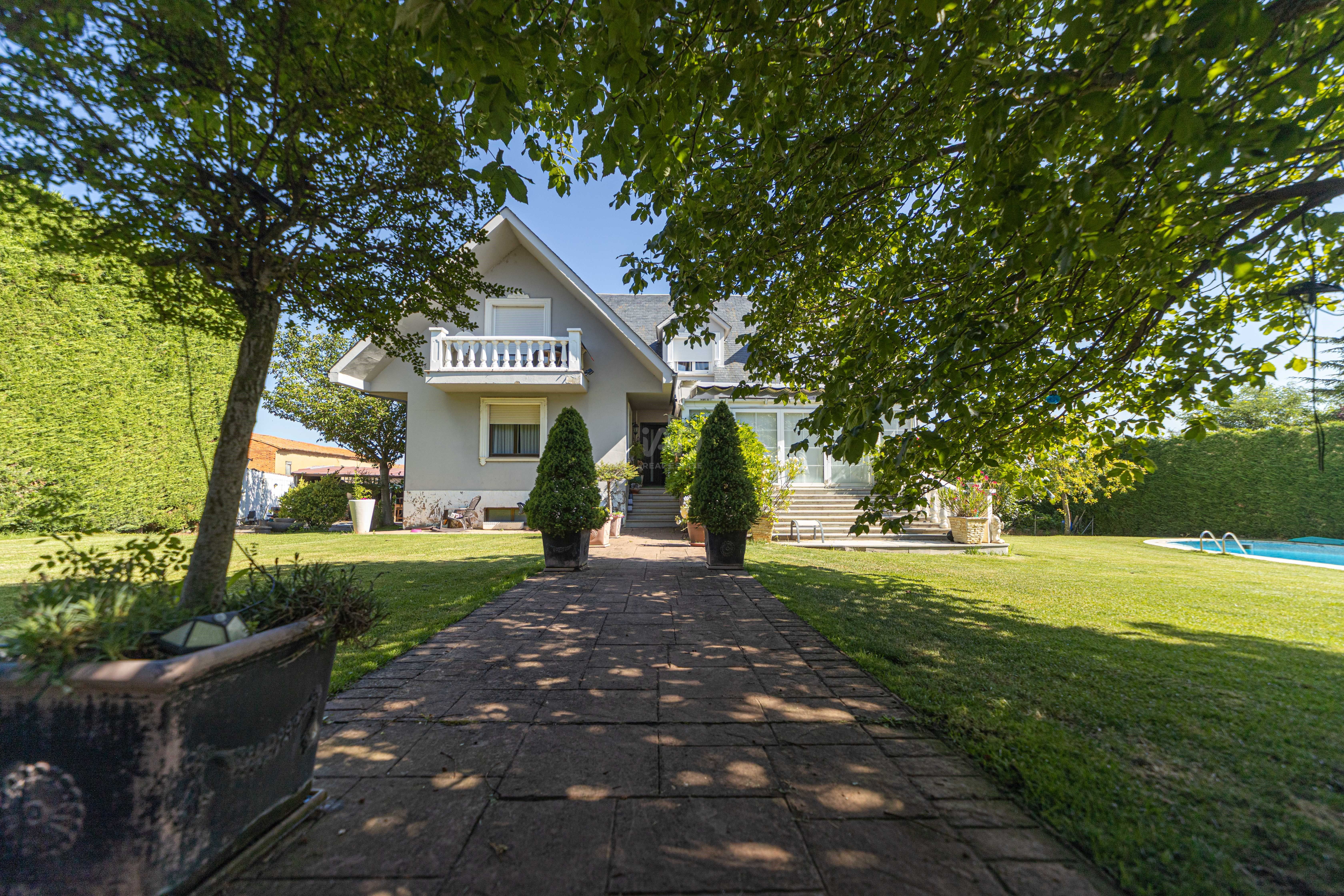 Vista exterior de Casa o chalet en venta en Santovenia de la Valdoncina con Calefacción
