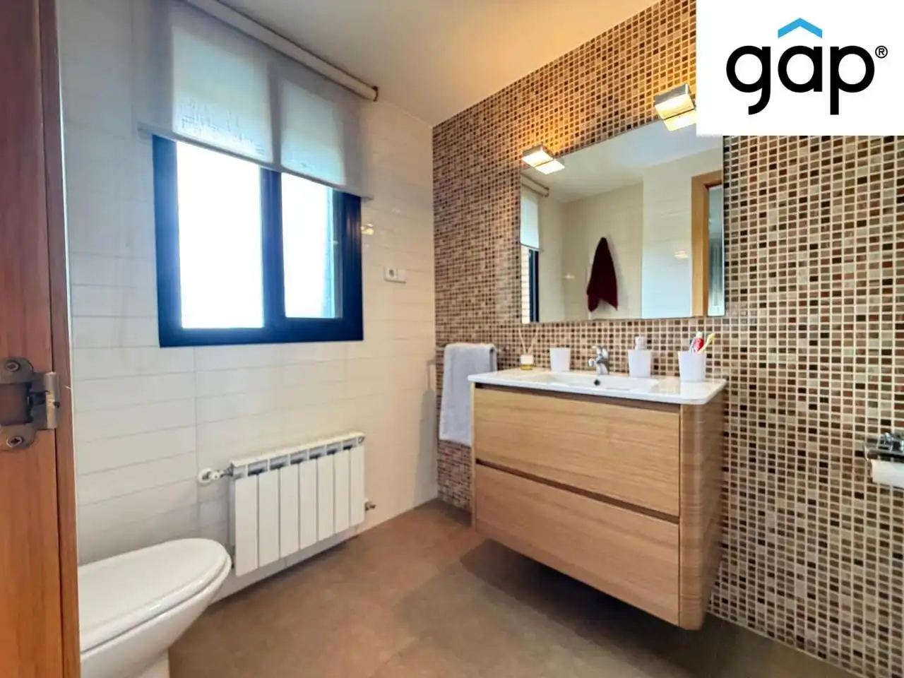 Bathroom of Flat for rent in Cuenca  with Air Conditioner, Heating and Parquet flooring