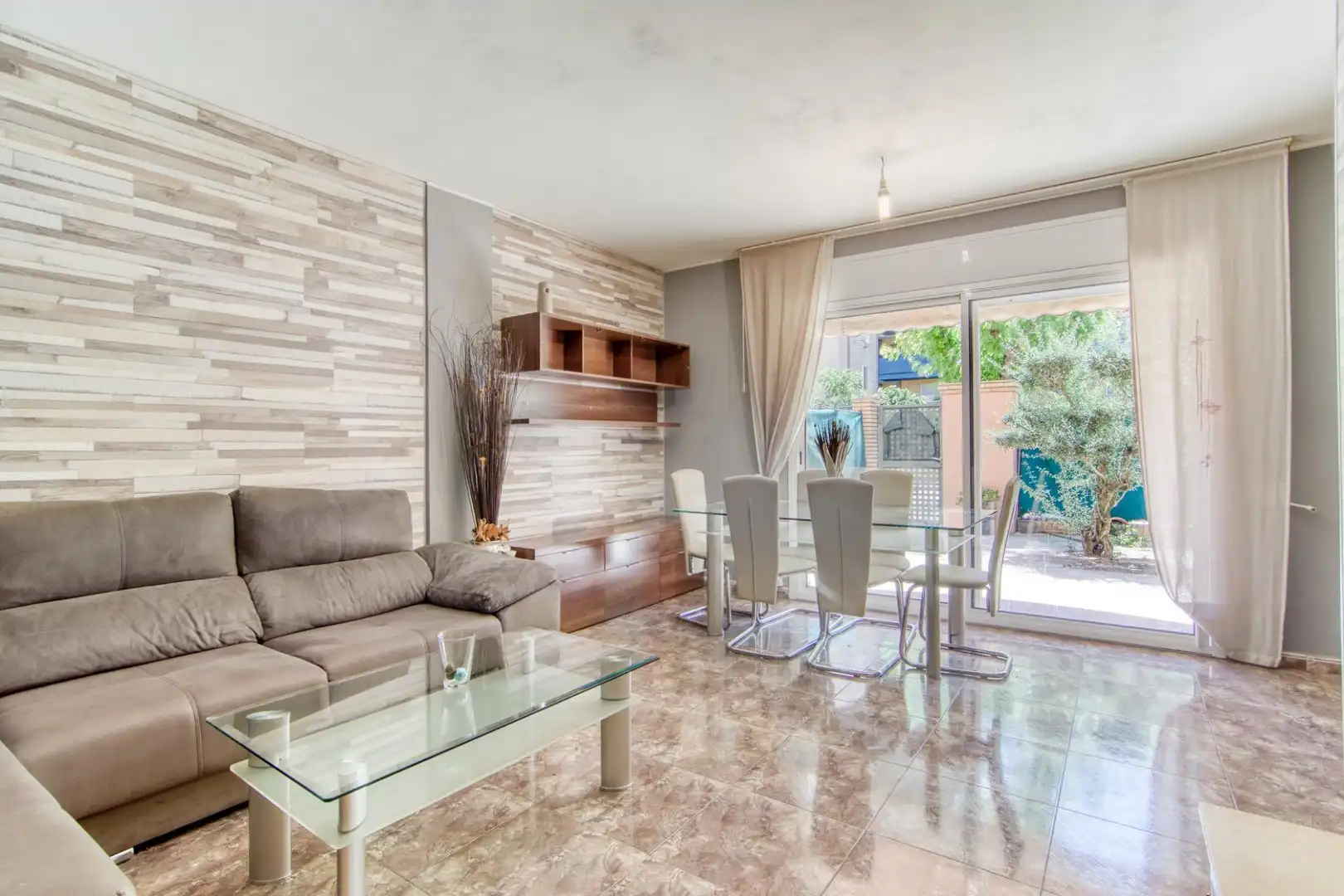 Sala de estar de Casa adosada en venta en Figueres con Calefacción, Jardín privado y Balcón