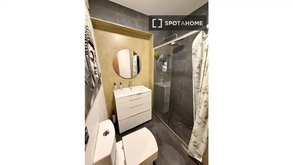 Bathroom of Flat for rent in Madrid  with Air Conditioner, Heating and Furnished
