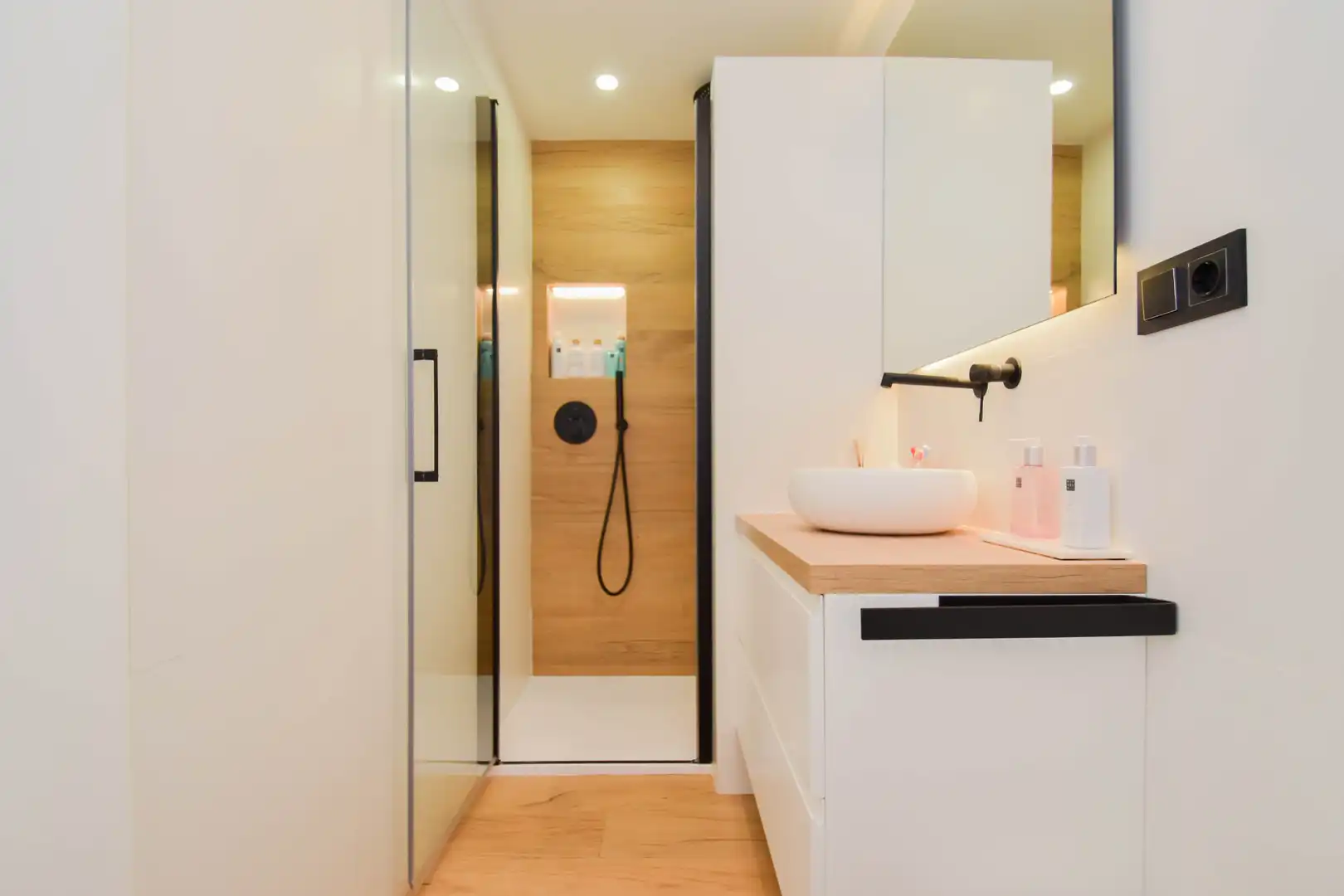 Bathroom of Flat for sale in Almuñécar  with Parquet flooring, Terrace and Furnished